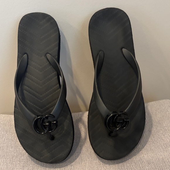 Elegant Black Sandals with Interlocking Design - Picture 2 of 5